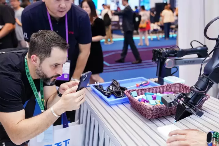 视源股份机器人产品集中亮相，产品已在海外市场陆续实现落地部署(图3)