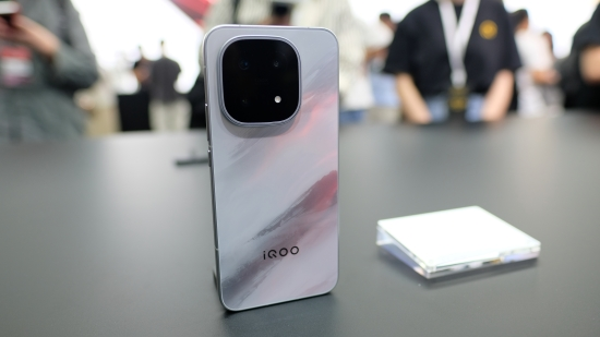 iQOO 15正式发布：全维度跨代升级，又一款性能旗舰巅峰杰作(图7)