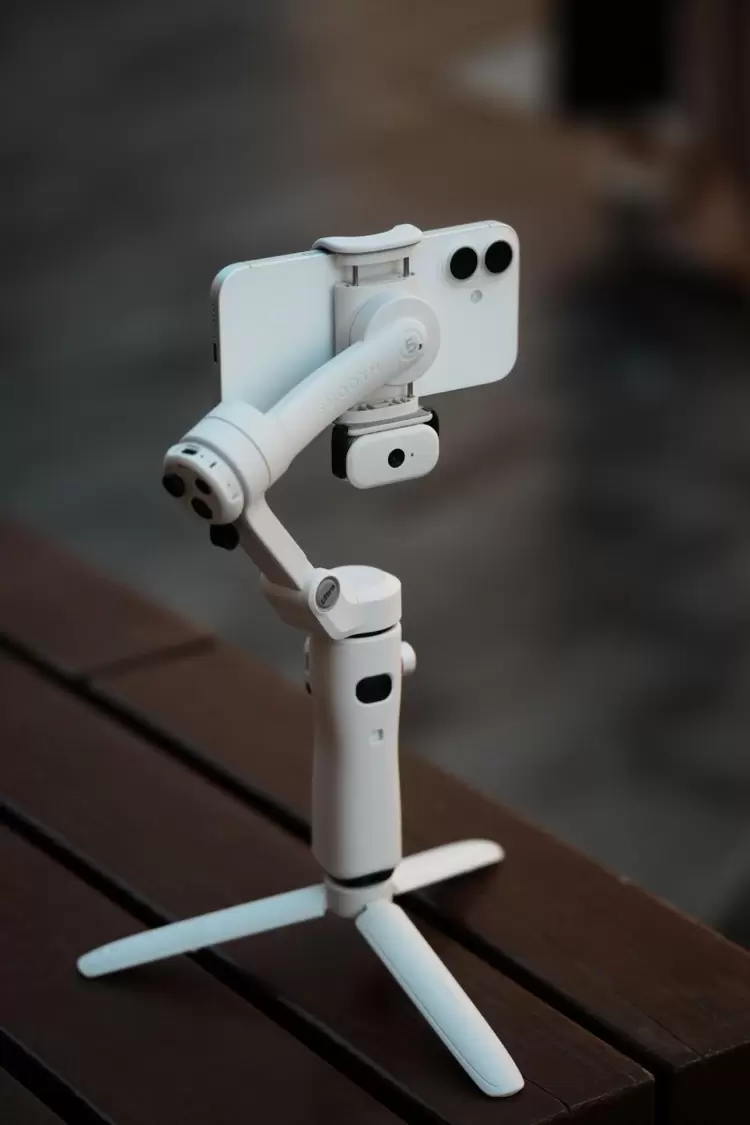 智云SMOOTH-Q5 Ultra上市：告别线材束缚，体验AI隔空跟拍，单人创作更自由(图1)