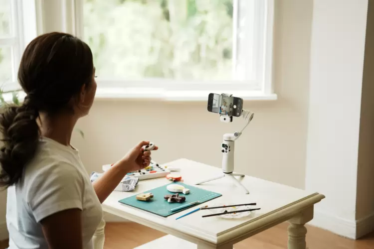 智云SMOOTH-Q5 Ultra上市：告别线材束缚，体验AI隔空跟拍，单人创作更自由(图2)