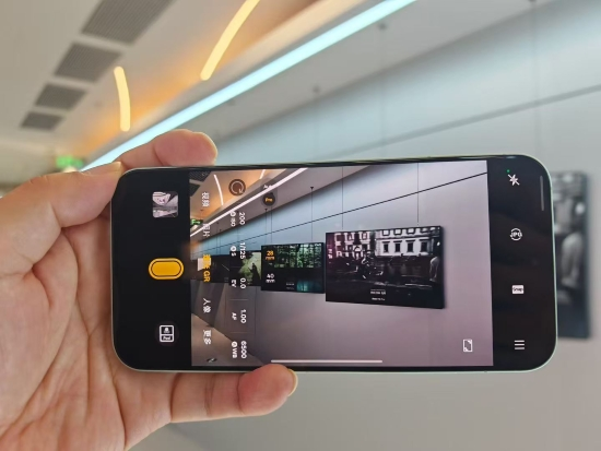 真我GT8系列正式发布：搭载理光GR影像系统 解锁最强“街拍神器”(图4)