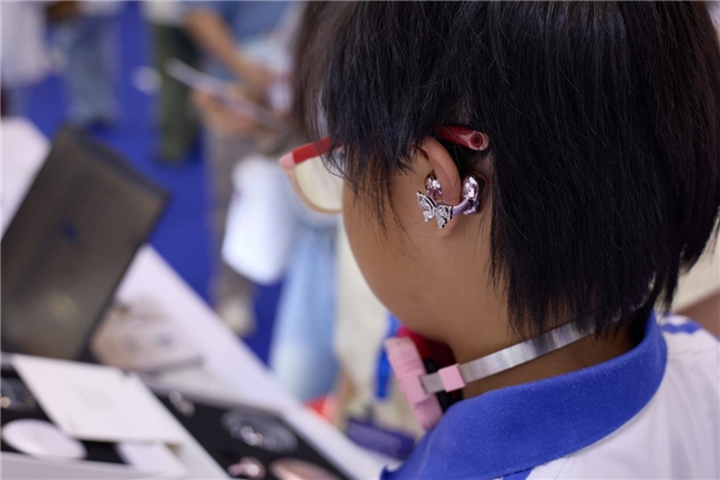 塞那耳机闪耀深圳礼品展:以AI科技与美学设计重塑音频体验(图3) 塞那耳机闪耀深圳礼品展:以AI科技与美学设计重塑音频体验(图3)