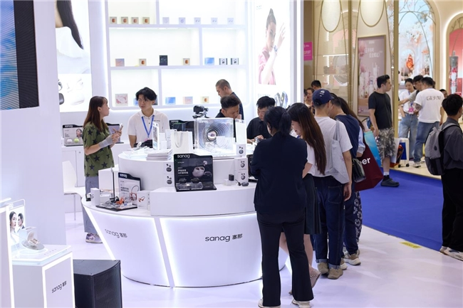 塞那耳机闪耀深圳礼品展:以AI科技与美学设计重塑音频体验(图1) 塞那耳机闪耀深圳礼品展:以AI科技与美学设计重塑音频体验(图1)
