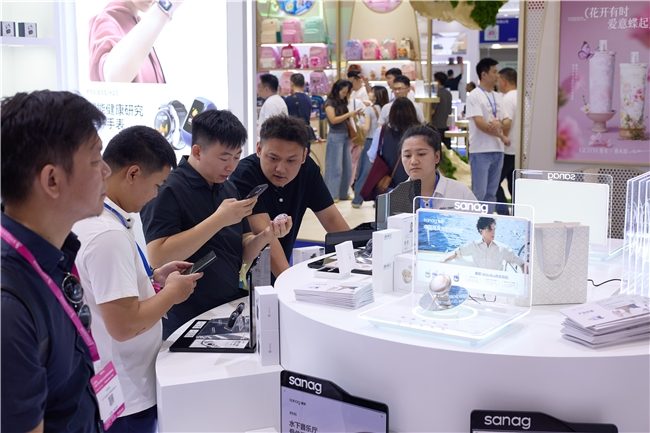 塞那耳机闪耀深圳礼品展:以AI科技与美学设计重塑音频体验(图2) 塞那耳机闪耀深圳礼品展:以AI科技与美学设计重塑音频体验(图2)