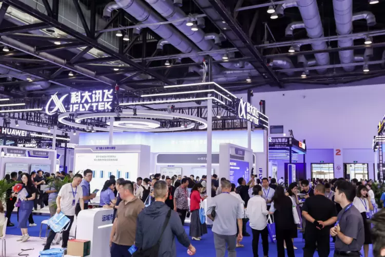 科大讯飞亮相2025政法装备展，星火法律大模型“落地生花”(图1)