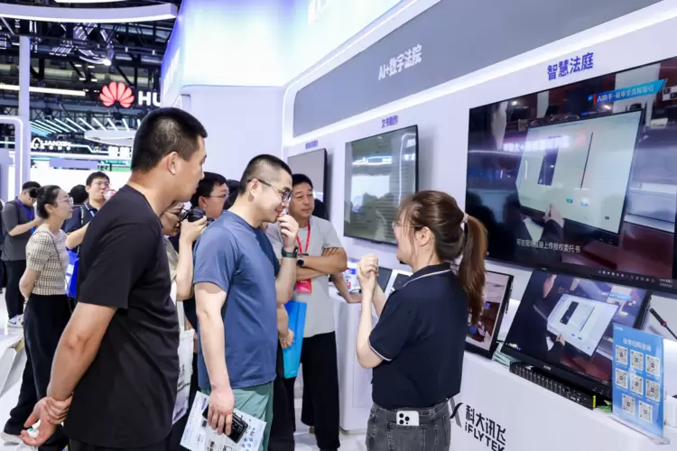 科大讯飞亮相2025政法装备展，星火法律大模型“落地生花”(图5)