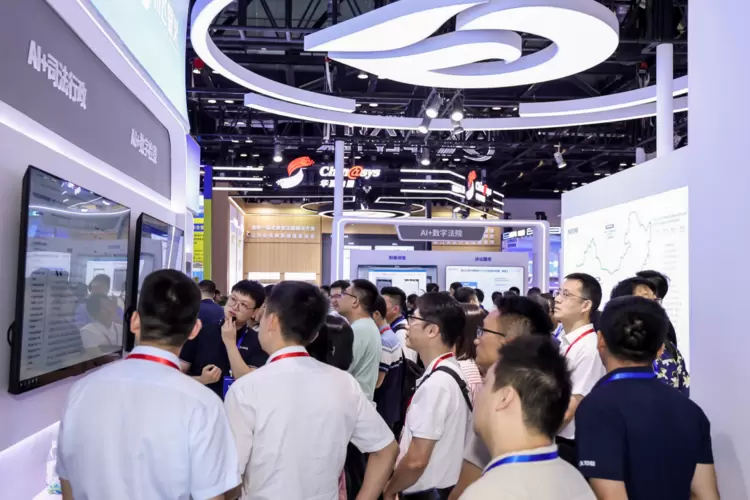 科大讯飞亮相2025政法装备展，星火法律大模型“落地生花”(图9)