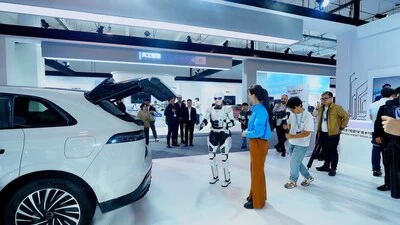 从讲PPT到全流程接待，墨甲机器人在2025奇瑞全球创新大会完成“人类助手“实景展示(图3)