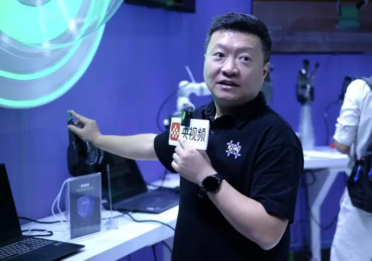 触觉增强世界模型引关注，一目科技IROS首秀定义机器人感知新维度(图1)