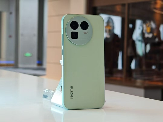 真我GT8系列正式发布：搭载理光GR影像系统 解锁最强“街拍神器”(图3)