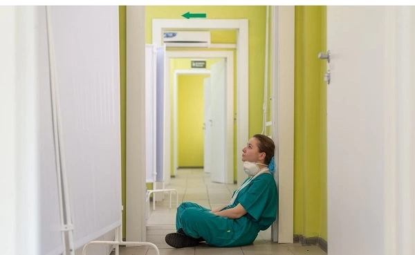 全球43%的临床医护人员遭遇过劳压力 如何为医护人员减负？AI技术革新引领未来医疗发展趋势(图1)