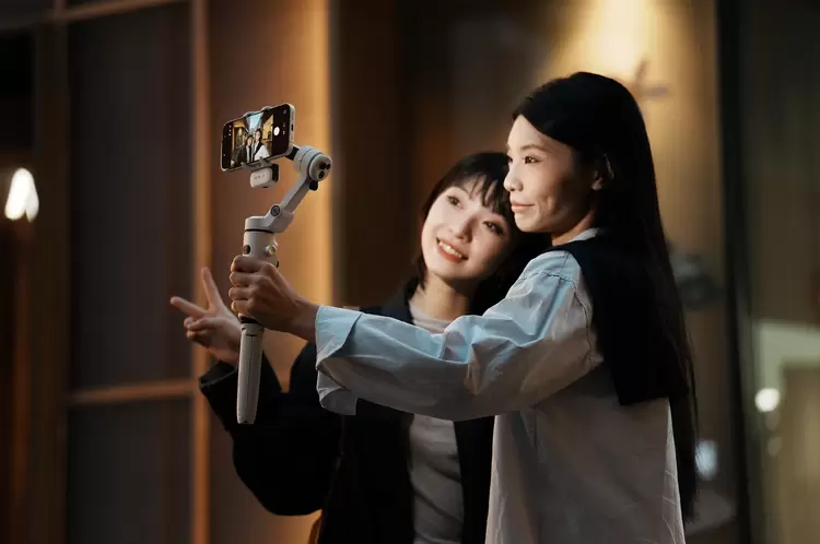 智云SMOOTH-Q5 Ultra上市：告别线材束缚，体验AI隔空跟拍，单人创作更自由(图9)