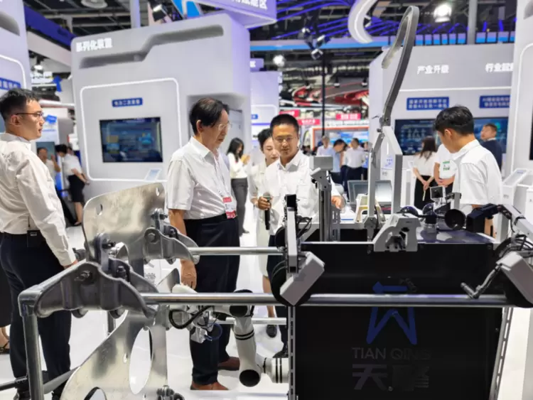 “光明大模型”领航能源革命——国家电网WAIC 2025展示AI赋能新型电力系统中国方案(图3) “光明大模型”领航能源革命——国家电网WAIC 2025展示AI赋能新型电力系统中国方案(图3)