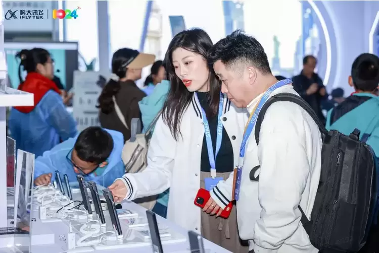 科大讯飞AI技术落地!讯飞AI录音笔助力千行百业高效办公(图1) 科大讯飞AI技术落地!讯飞AI录音笔助力千行百业高效办公(图1)