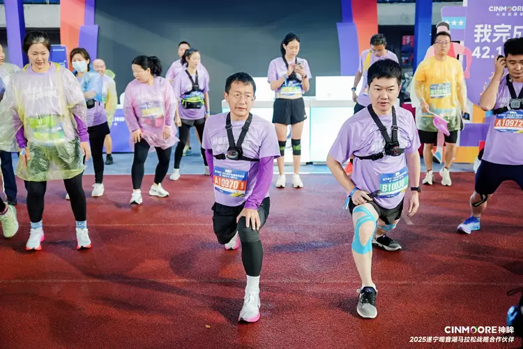 神眸携手遂宁马拉松缔造赛事新标杆,70人跑团与“三人行”直播引领科技赋能体育新范式(图3) 神眸携手遂宁马拉松缔造赛事新标杆,70人跑团与“三人行”直播引领科技赋能体育新范式(图3)