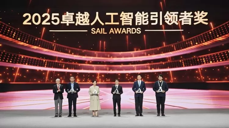 宝信软件携大模型、人形机器人、国产大型 PLC 等硬核产品亮相WAIC 2025(图1)