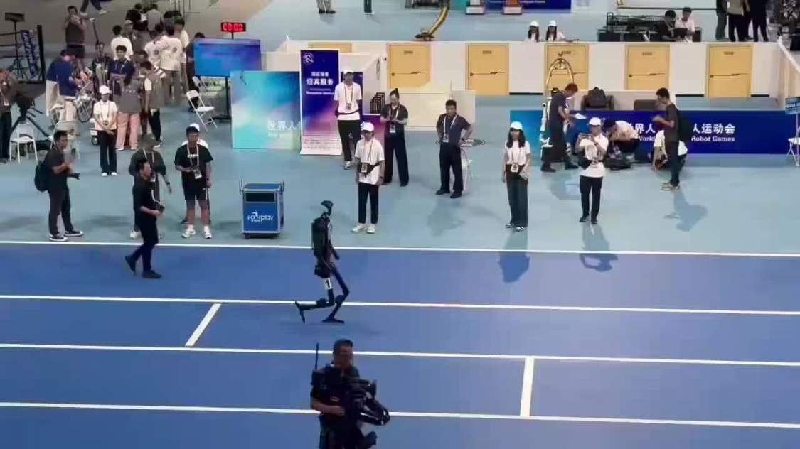 2025 世界人形机器人运动会：宇树拿下 1500 米田径决赛第 1 组第一名