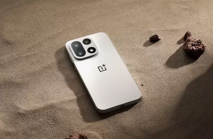 一加15手机全球首发：165Hz高刷，7300mAh超大容量电池，3999元起(图2)