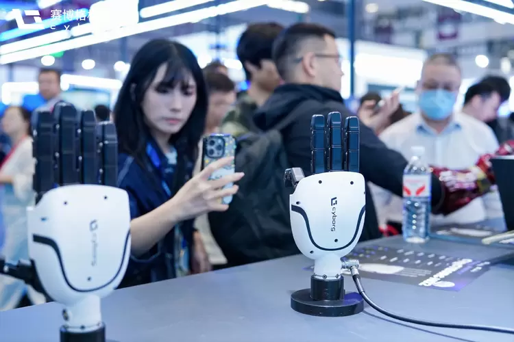 赛博格机器人高交会发布新品 破解工业机器人规模化应用难题(图2)