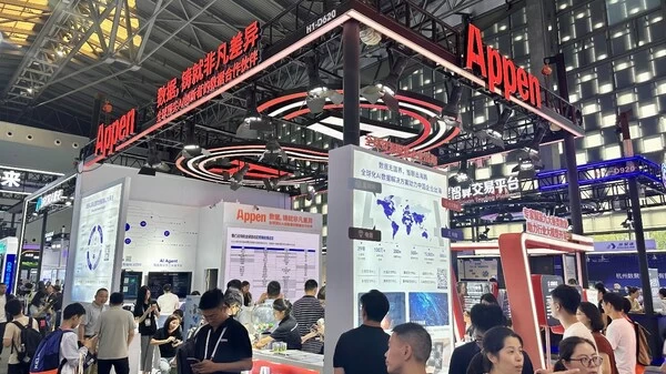 WAIC2025:澳鹏发布新一代技术平台矩阵 助力大模型垂直应用落地(图1) WAIC2025:澳鹏发布新一代技术平台矩阵 助力大模型垂直应用落地(图1)