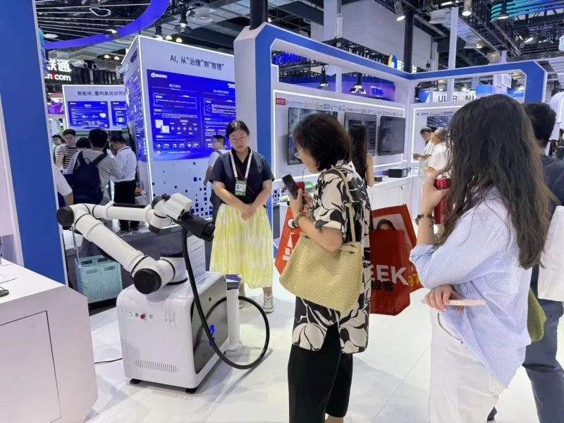 中国方案登陆世界人工智能大会!挚达科技智能充电机器人亮剑全球,港交所IPO铸全球能源服务新引擎(图1) 中国方案登陆世界人工智能大会!挚达科技智能充电机器人亮剑全球,港交所IPO铸全球能源服务新引擎(图1)