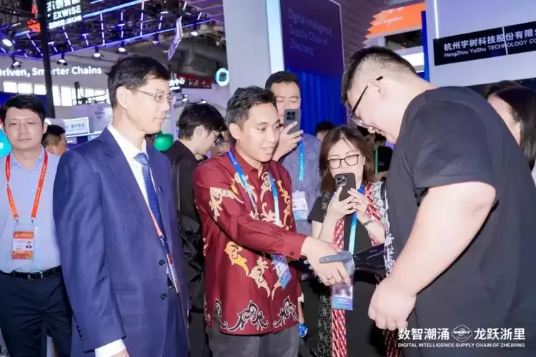 强脑科技合伙人何熙昱锦受邀参与链博会数字科技主题专题研讨(图1) 强脑科技合伙人何熙昱锦受邀参与链博会数字科技主题专题研讨(图1)