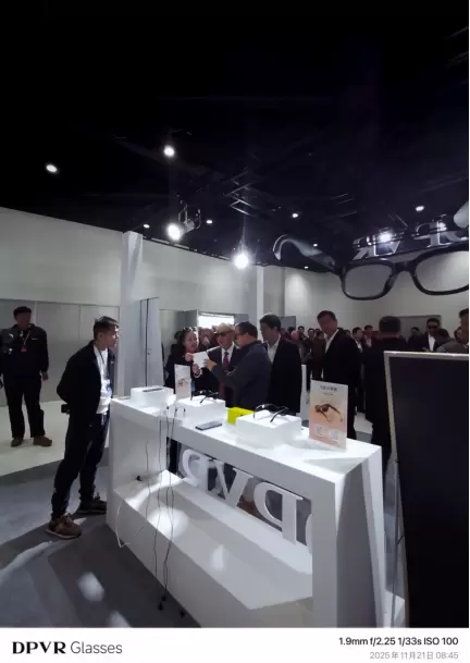 DPVR AI眼镜亮相青岛虚拟现实创新大会，凭“好看好戴”成潮流焦点(图1)