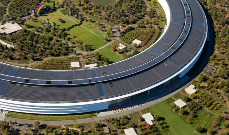 苹果发布2025财年第三季度财报：iPhone业务营收达445.8亿美元，较2024年同期增长10%(图1)