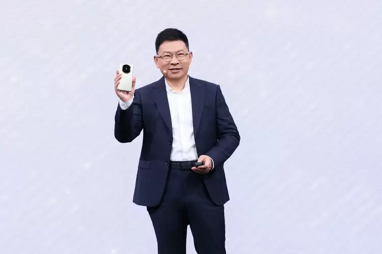 HUAWEI Mate X7正式发布，折叠引领者，巅峰之上再突破(图1)