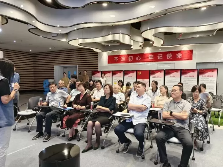 助推智能网联车新业态高质量发展——市政协科技教育委员会赴四维图新调研(图1)