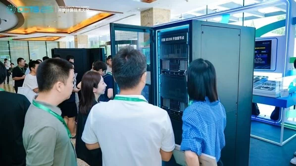 浪潮信息发布“元脑SD200“超节点，面向万亿参数大模型创新设计(图2)