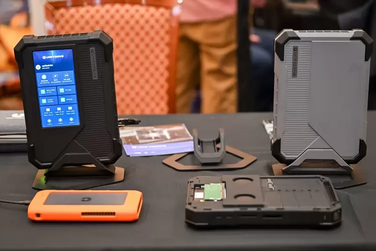 极空间私有云联合UnifyDrive亮相CES：发布全球首款大语言模型 AI NAS(图4)