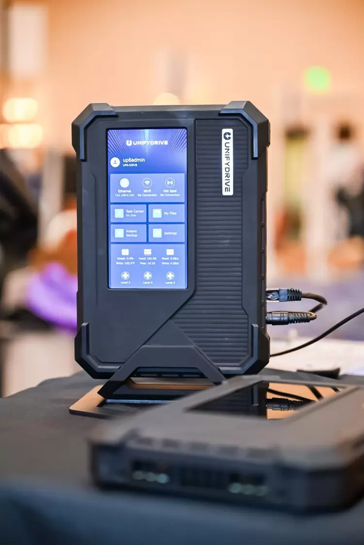 极空间私有云联合UnifyDrive亮相CES：发布全球首款大语言模型 AI NAS(图3)