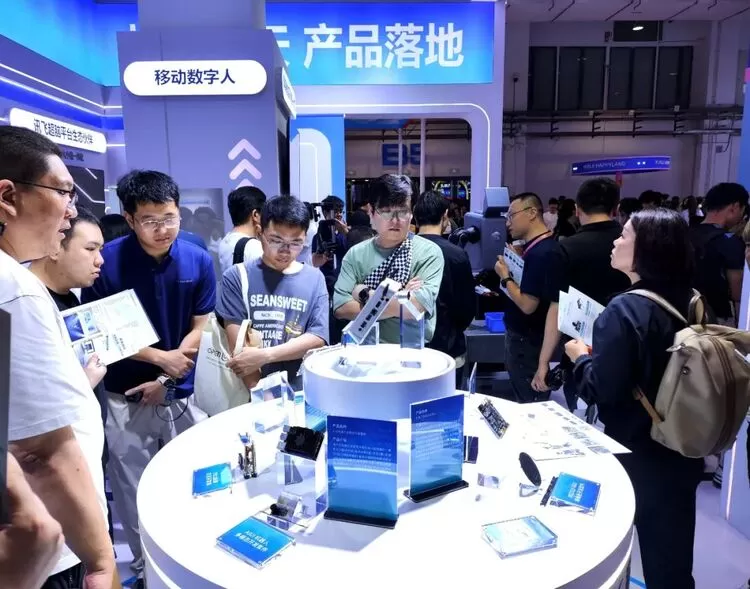 科大讯飞亮相2025世界机器人大会，智能交互技术引领具身智能新浪潮(图5)