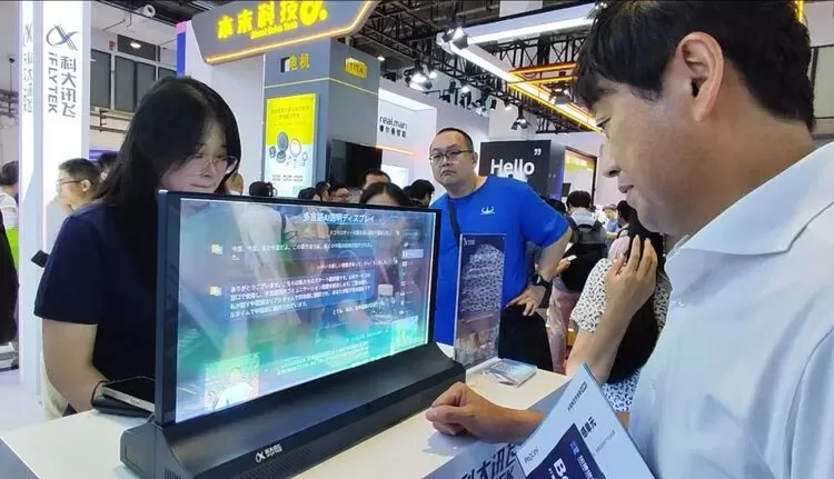 科大讯飞亮相2025世界机器人大会，智能交互技术引领具身智能新浪潮(图3)