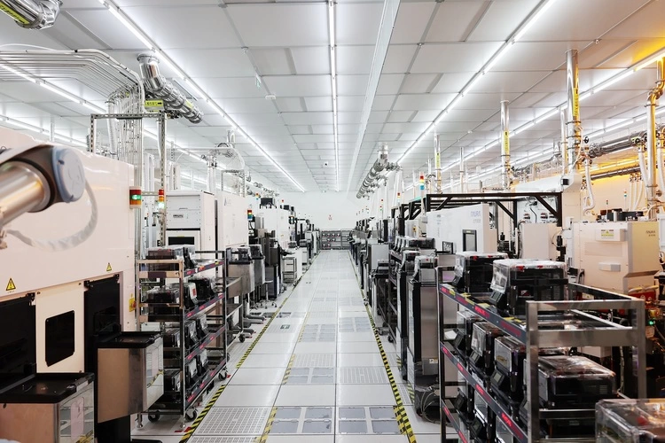 芯联集成2025半年报解读：主营收入同比增长近25%，单季度归母净利润首次转正(图1)