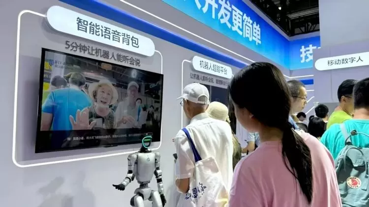 科大讯飞亮相2025世界机器人大会，智能交互技术引领具身智能新浪潮(图2)