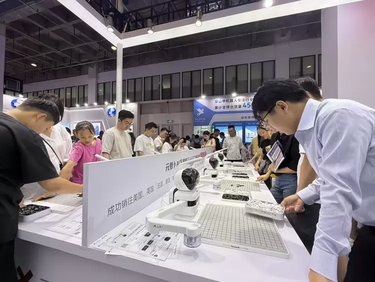 商汤元萝卜三登世界机器人大会，AI下棋机器人再升级(图1)