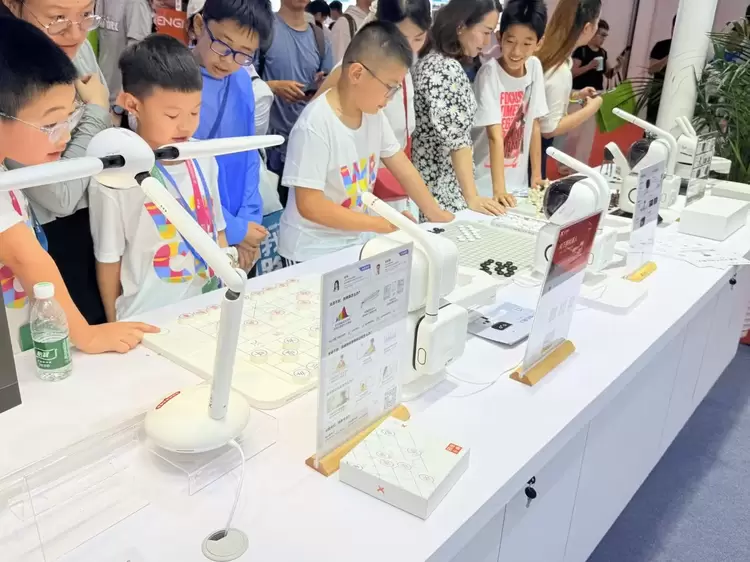 商汤元萝卜三登世界机器人大会，AI下棋机器人再升级(图2)