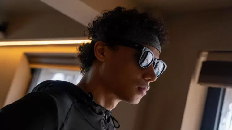 大朋AI眼镜发布三个月：首批售罄、海外订单增长，AI轻穿戴加速走向大众(图1)