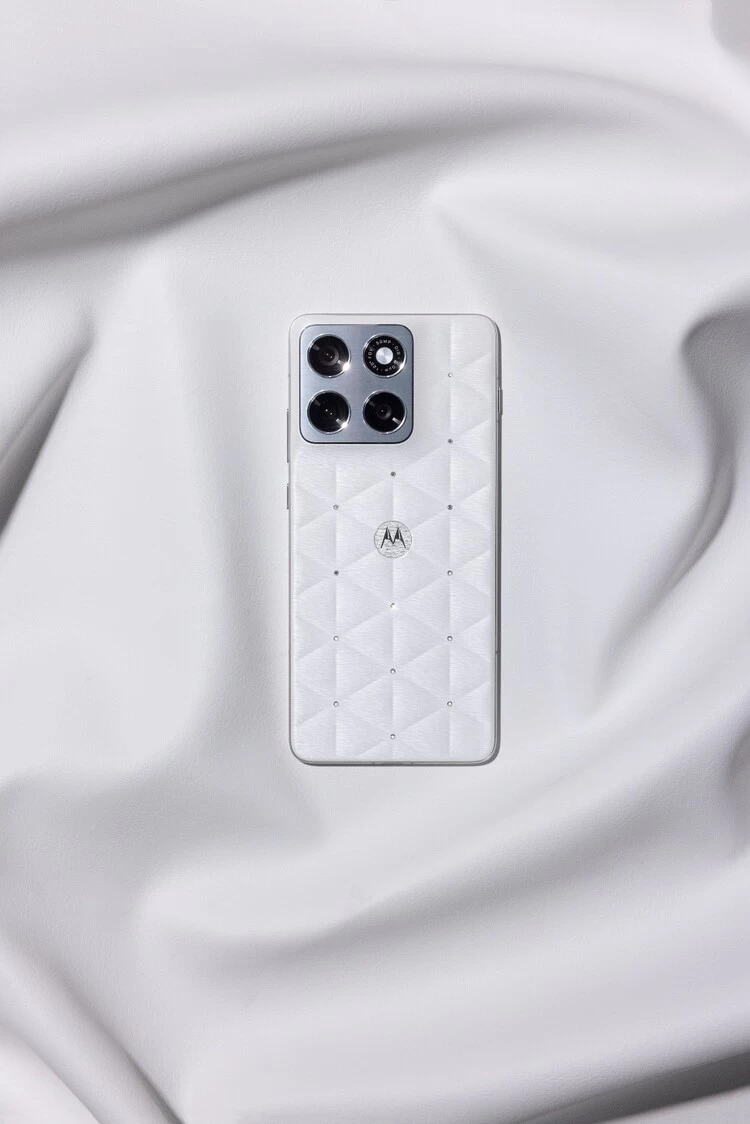 独家采用潘通2026年度代表色，联想moto X70 Air云上舞白冰钻限定版来了(图3)