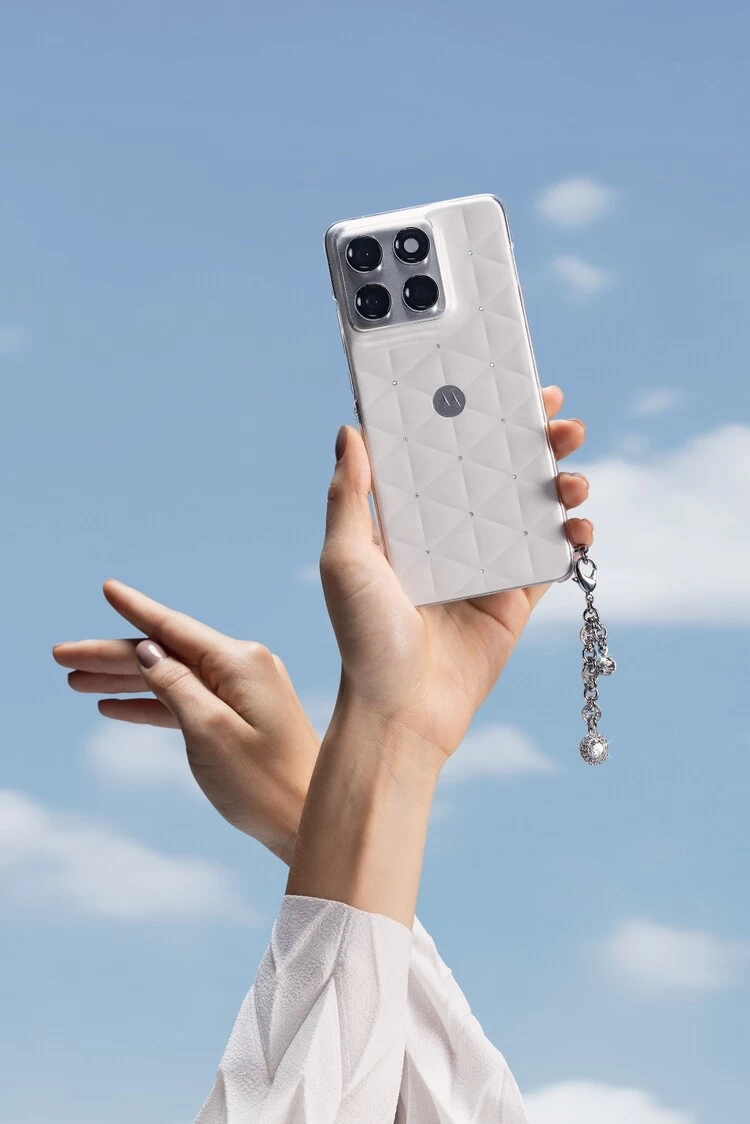 独家采用潘通2026年度代表色，联想moto X70 Air云上舞白冰钻限定版来了(图4)