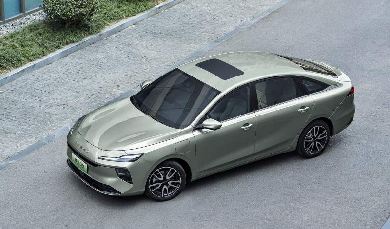 十万买纯电家轿？闭眼抄荣威D6真实520km+央视安全认证(图1)