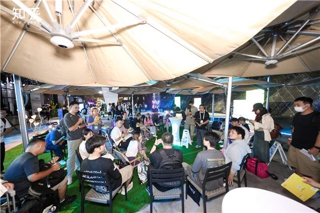 知乎“学术酒吧”亮相WAIC 2025：没有PPT，只有“AI上头”的思想碰撞(图2)