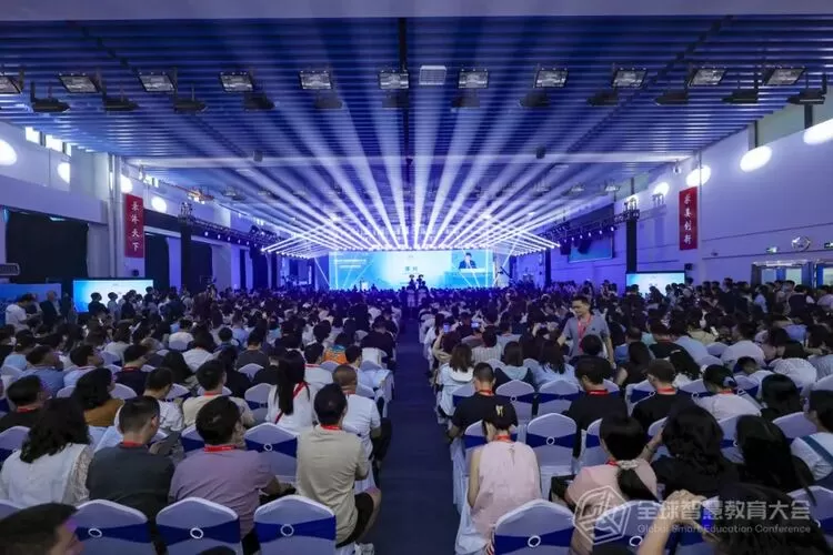 2025全球智慧教育大会：科大讯飞展示“AI+教育”双向赋能新范式(图1)