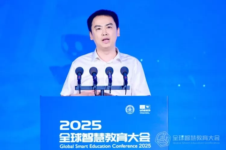 2025全球智慧教育大会：科大讯飞展示“AI+教育”双向赋能新范式(图3)