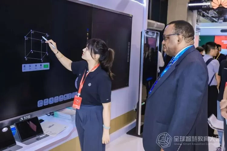 2025全球智慧教育大会：科大讯飞展示“AI+教育”双向赋能新范式(图10)