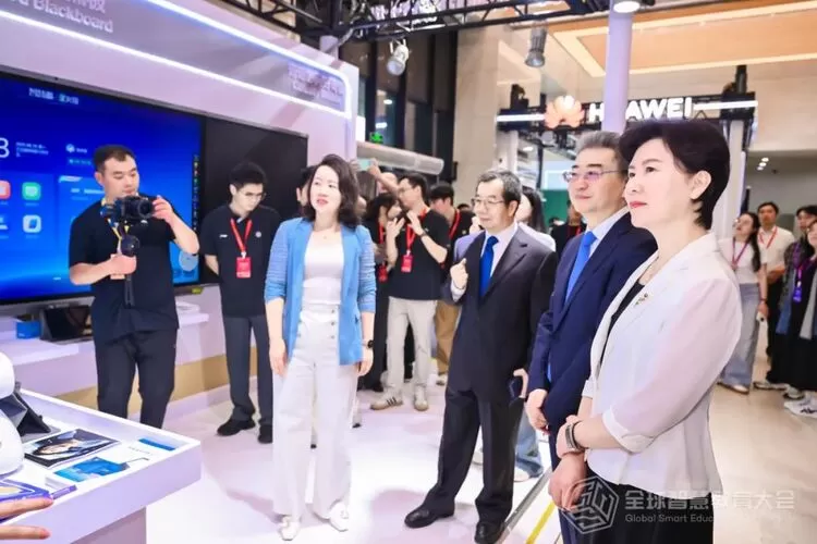 2025全球智慧教育大会：科大讯飞展示“AI+教育”双向赋能新范式(图9)