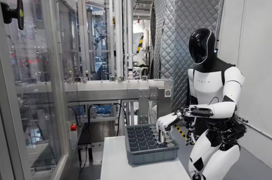 马斯克：特斯拉正全力推进 Optimus 人形机器人的规模化生产