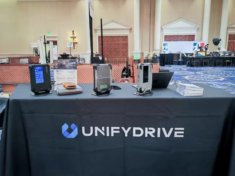 极空间私有云联合UnifyDrive亮相CES：发布全球首款大语言模型 AI NAS(图1)